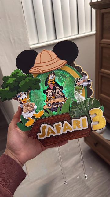 🦁 Safari Mickey &amp; Friends 3D Cake Topper Personalizado 🌿✨